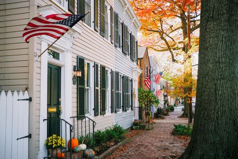 a row of townhouses in old town alexandria, virginia