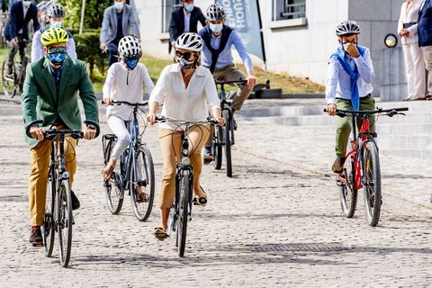 familia real de bélgica en bicicleta por bruselas