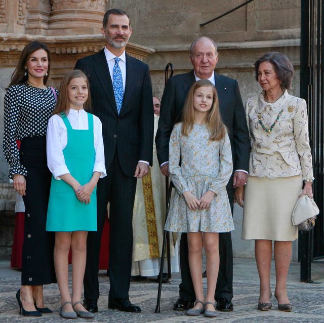 la familia real española posa a la salida de la catedral de palma en motivo de la misa de pascua