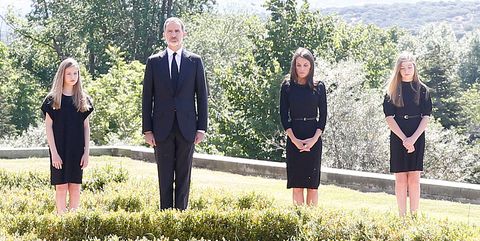la familia real española guarda un minuto de silencio por las víctimas del covid 19