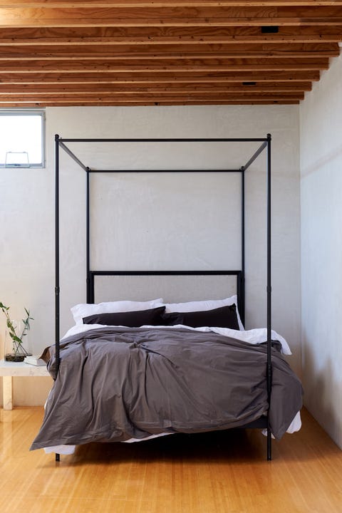 Minimalist bedroom décor