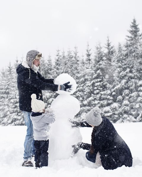 семья строит снеговика вместе
