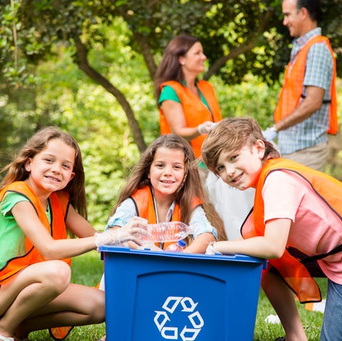 Una familia de voluntarios limpia la naturaleza