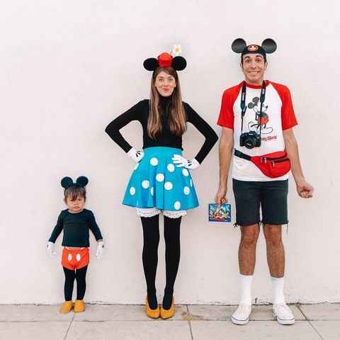 Familie minnie maus und mickey maus kostüm tragen