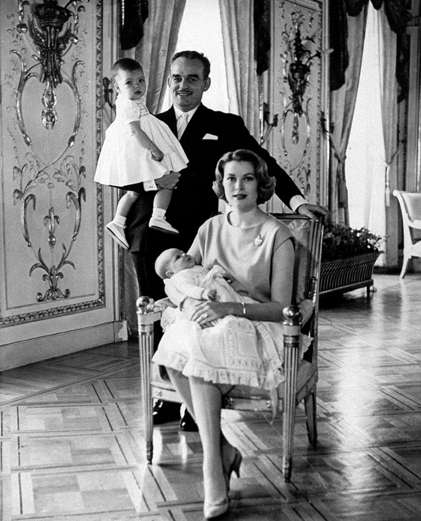 Дети грейс келли. Принцесса Монако Грейс Келли. Грейс Келли и князь Монако Ренье III. Принцесса Монако Грейс Келли и ее дети. Грейс Келли и Ренье 3 с детьми.