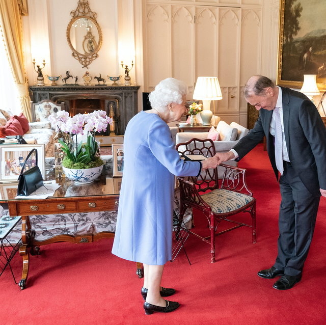 fans spot adorable photo of royal grandchildren in queen's living room