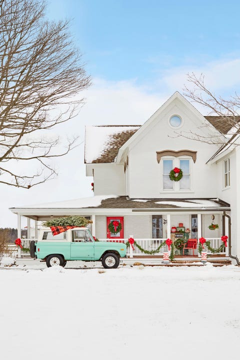 farmhouse christmas decorating ideas vintage car