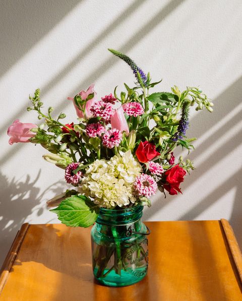 farmhouse style flower arrangement, farmhouse flowers, hydrangea and wildflower bouquet, shabby chic interior, vintage home decor