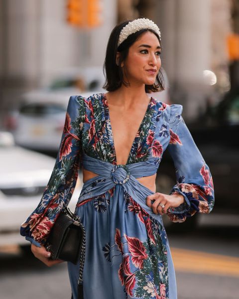 vrouw tijdens new york fashion week in jurk en haarband