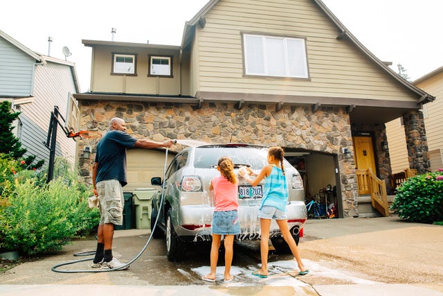 père et filles lavant la voiture