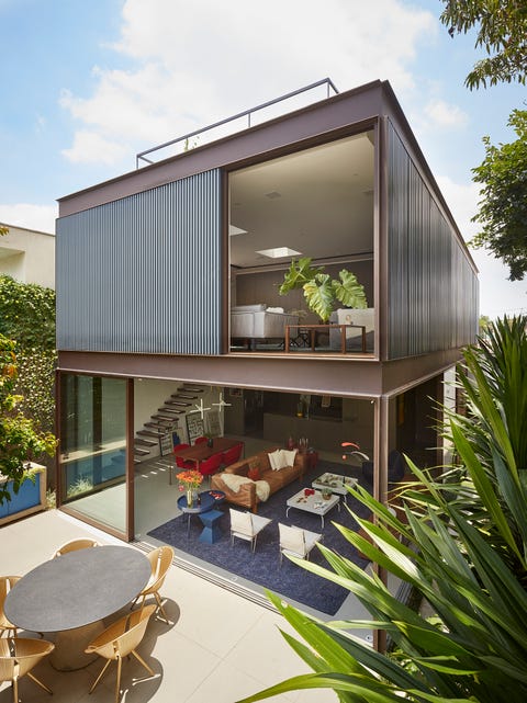 Una casa-cubo flotante de acero y hormigón en São Paulo ...