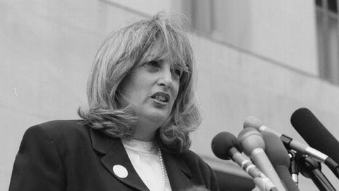 07/29/98 - SLUG: NA/TRIPP - Fed courthouse - Tripp - Linda Tripp speaks to reporters outside the US linda tripp