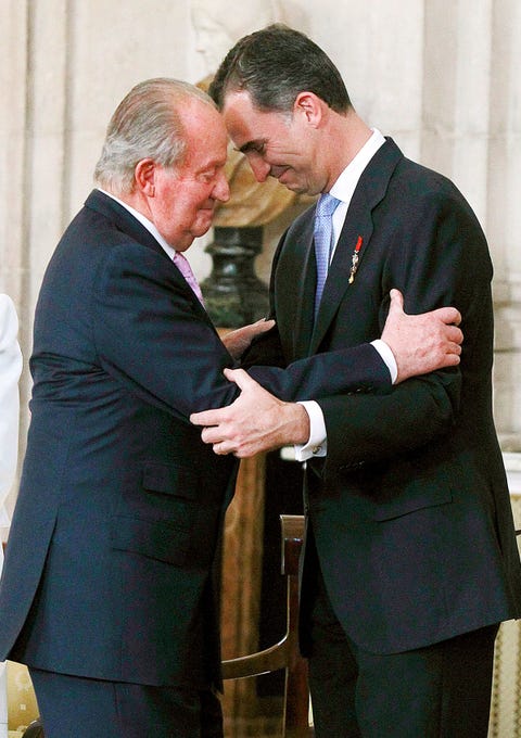 La Casa Real hizo pública una emotiva carta del Rey emérito a su hijo en la que anuncia su retirada de la vida pública. En la misiva, Don Juan Carlos toma esta decisión “desde el gran cariño y orgullo de padre que por ti siento”. Recordamos las imágenes decisivas desde su abdicación, en 2014.