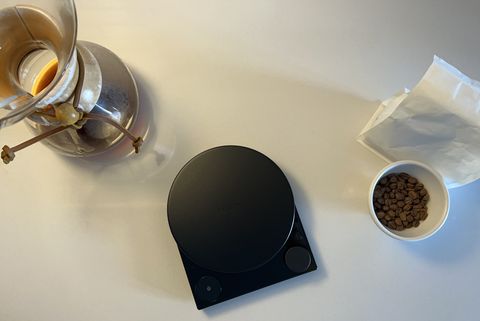 fellow tally pro coffee scale with chemex and coffee beans