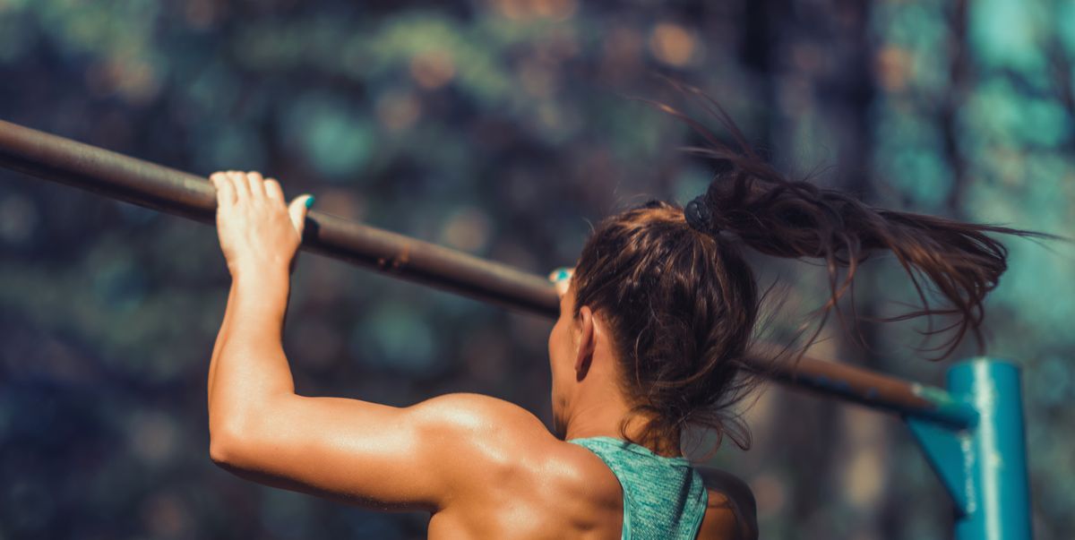 Trainers Swear By Eccentric Reps To Nail Your First Pull-Up