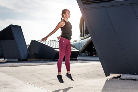 Atleta feminina esticando ao ar livre