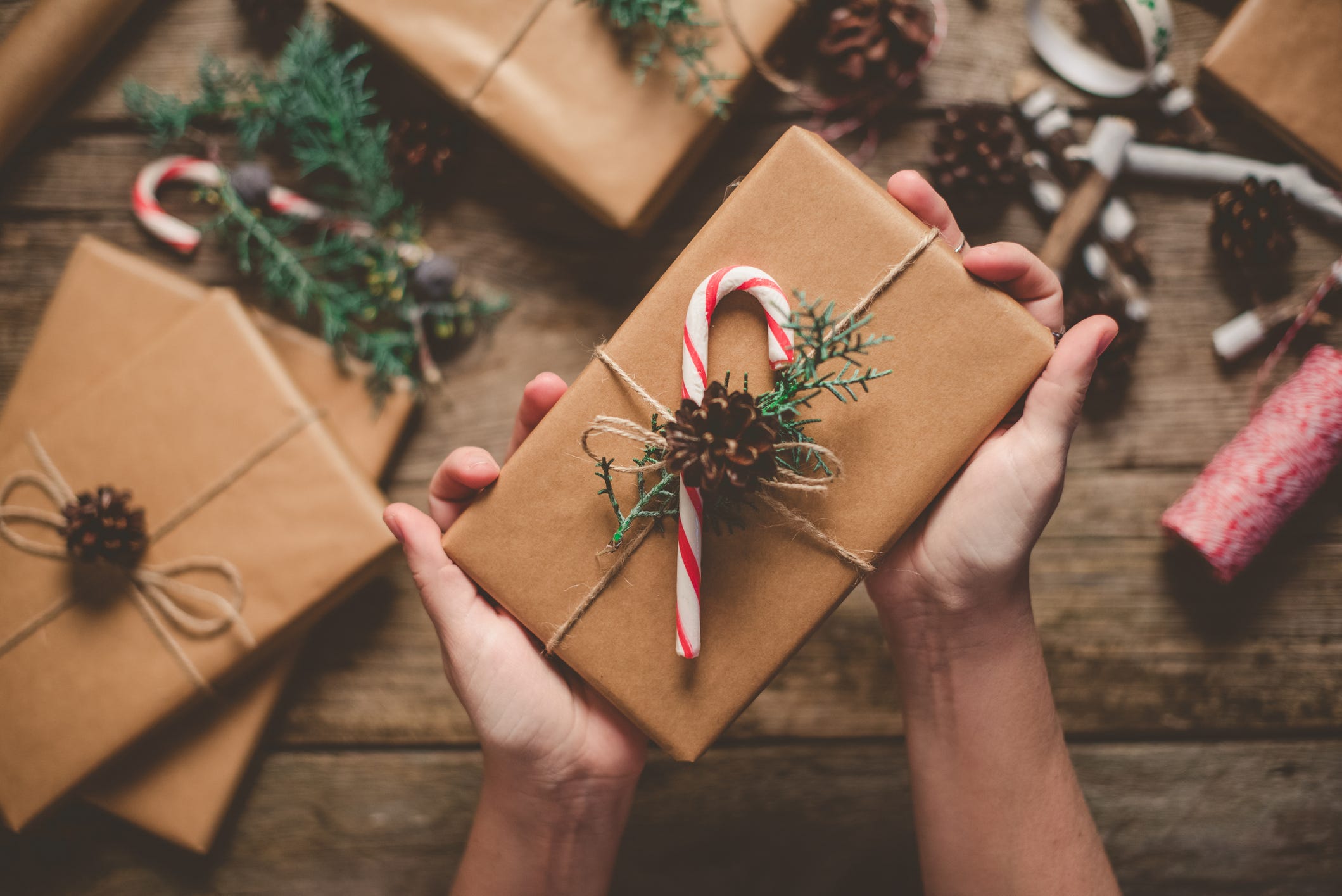 Persona femenina sosteniendo un regalo de Navidad