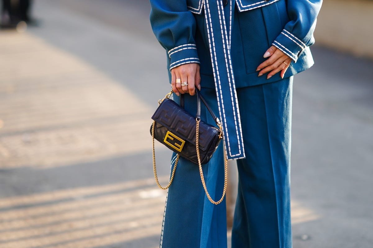 Manicure Estate 2022, tendenza smalto unghie blu - ELLE
