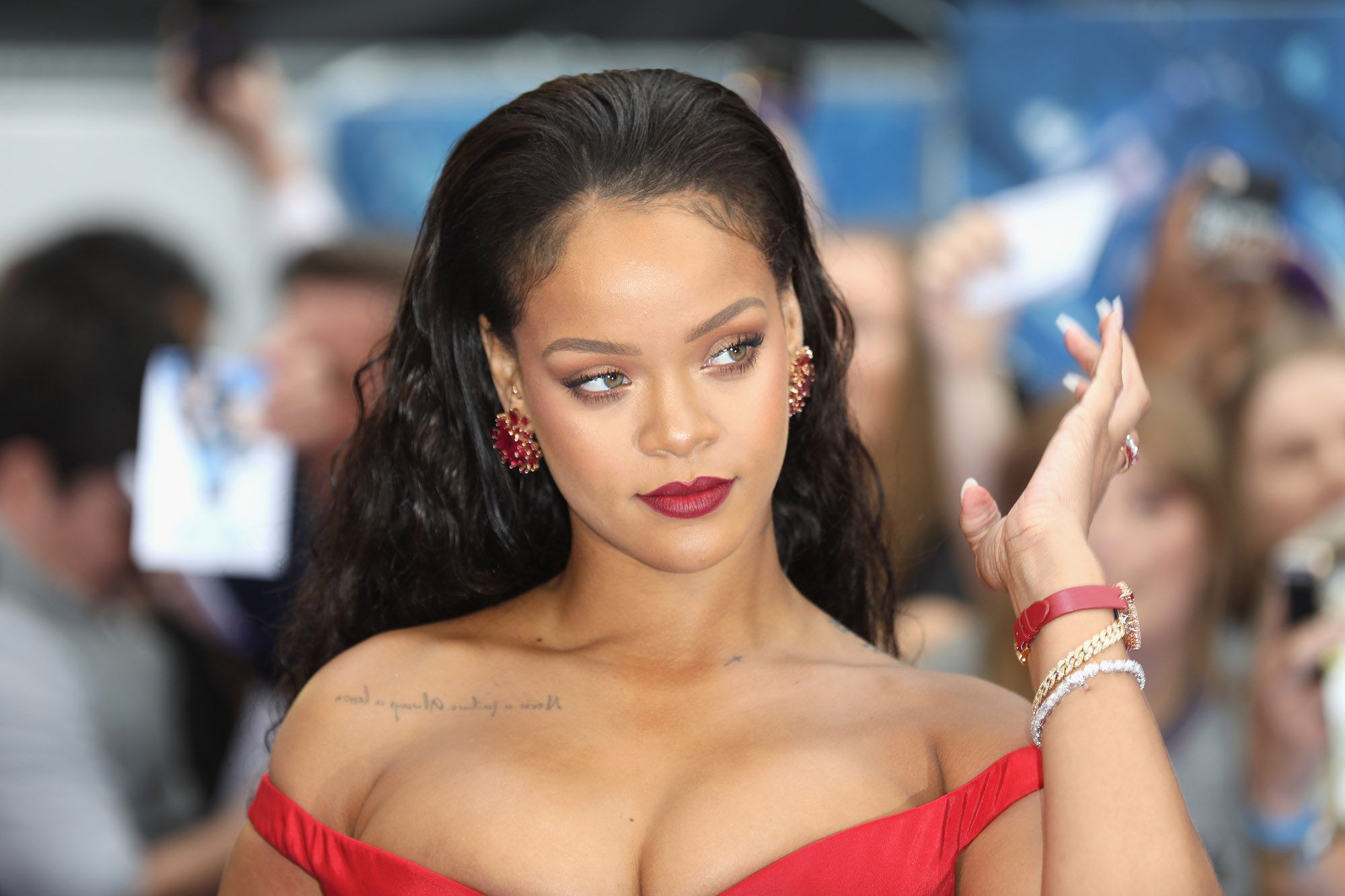 Rihanna te enseña cómo puedes maquillarte las cejas fácilmente