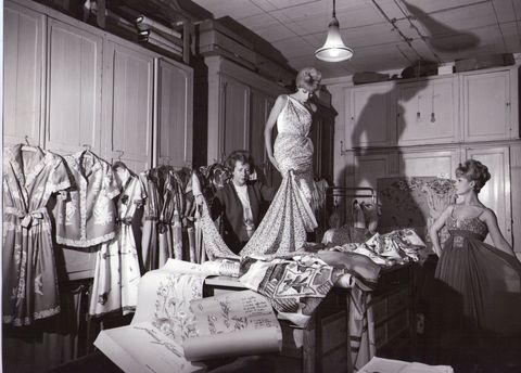 fernanda gattinoni nel suo atelier di roma in via marche, 1958