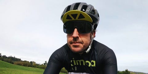 fernando alonso entrenando en bicicleta