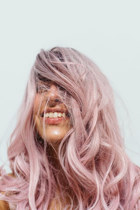 portret van meisje met roze haar