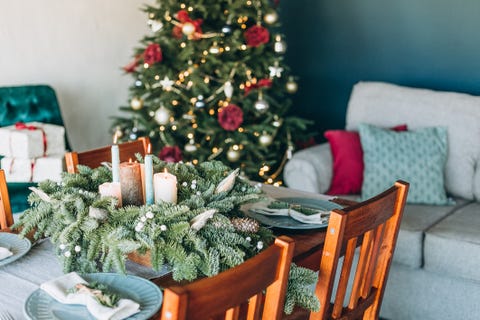 Decorating With Foliage How To Keep Christmas Wreaths And Garlands Festive Decorations Inside Room Christmas Tree Garland