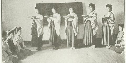 大正時代のテニスウェア 白の着こなしがお似合い 大正時代のテニスウェア 白の着こなしがお似合い