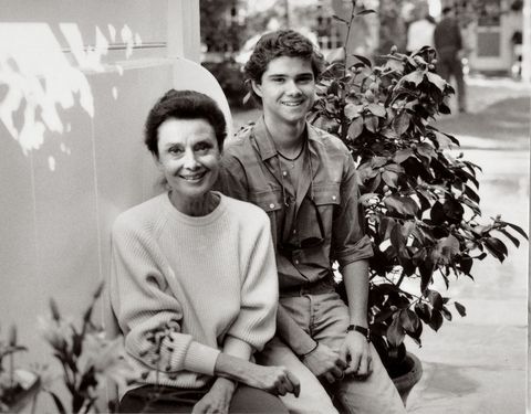1985年、仲よしのワルド家のビバリーヒルズの家の前で。このときオードリーは56歳、ルカさんは15歳。