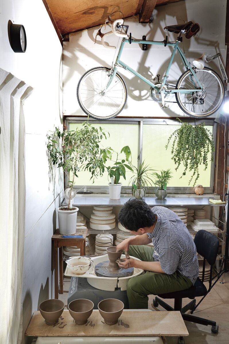 スタッフ皆で食卓を囲む。陶芸家・阿部慎太朗さんのまかないごはん