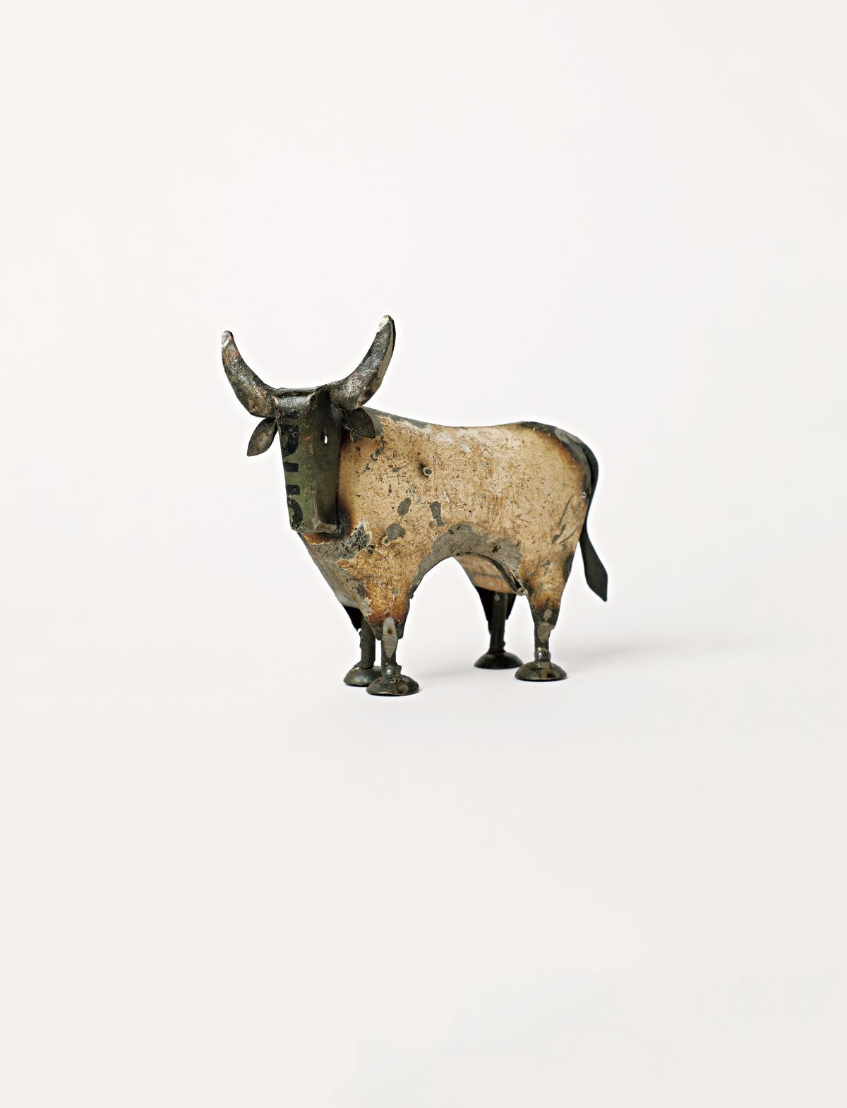 小室 怡々斎（こむろ いいさい）の 牛の彫刻 ケース付き-