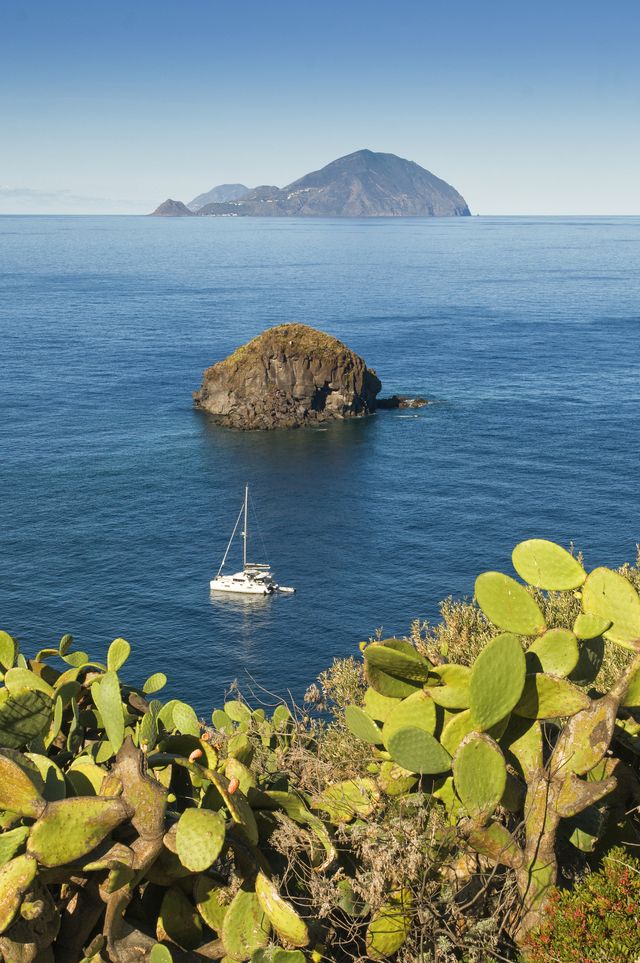 view from above of a big rock with sailboat and filicudi island in the bcacgroung
pollara, salina, aeolian islands, sicily, italy
