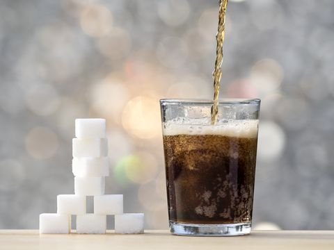 Filling a glass with cola and its equivalent in sugar cubes