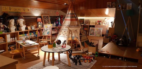 在 寄生上流 的朴家豪宅開會 官方釋出多張視訊背景 連半地下室的廁所也可以用 在 寄生上流 的朴家豪宅開會 官方釋出多張視訊背景 連半地下室的廁所也可以用