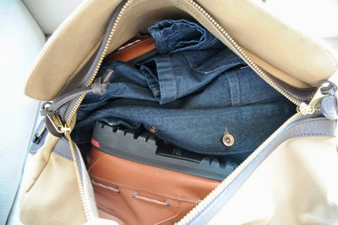 filson spor çantası, içinde paketlenmiş giysilerle açık