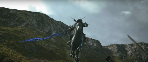 final fantasy xvi odin reitet mit einem großen schwert in der hand auf einem pferd auf die kamera zu