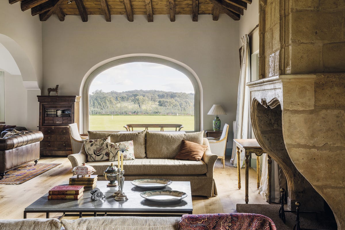 Una casa de campo decorada con estilo rústico muy elegante