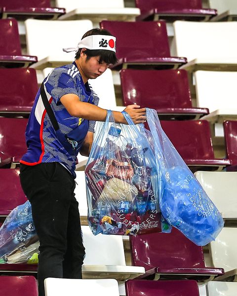 2022世界盃最美的風景是「日本球迷」！賽後撿垃圾展現高素養，被世界大讚：「最棒的客人」