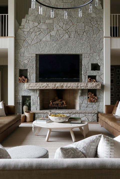 living room
two seating areas accommodate the family’s large
gatherings