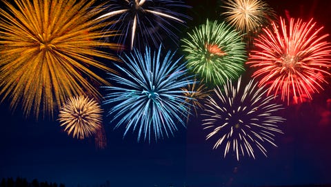 ¿Cuál es la química que hay detrás de los fuegos artificiales? Fireworks exploding over cruise ship in bay, Seattle, Washington, United States