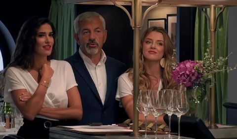 Yulia Demóss y Lidia Torrent con Carlos Sobera en lo nuevo de 'First Dates Crucero'.