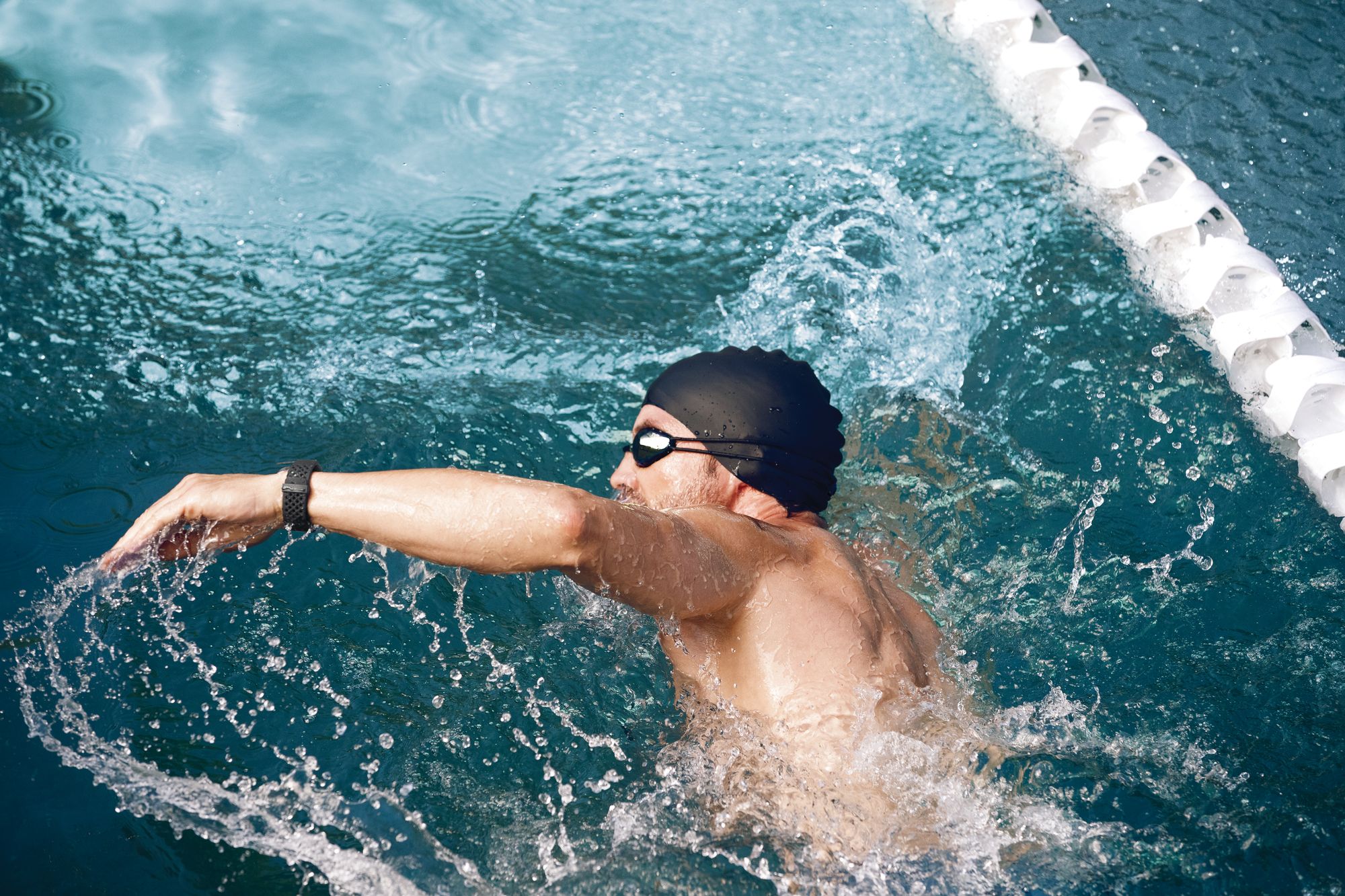 does fitbit charge 3 track swimming