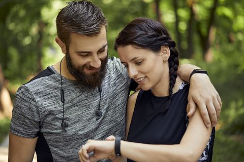 Por qué no debes tener una pulsera inteligente si le pones los cuernos a tu pareja