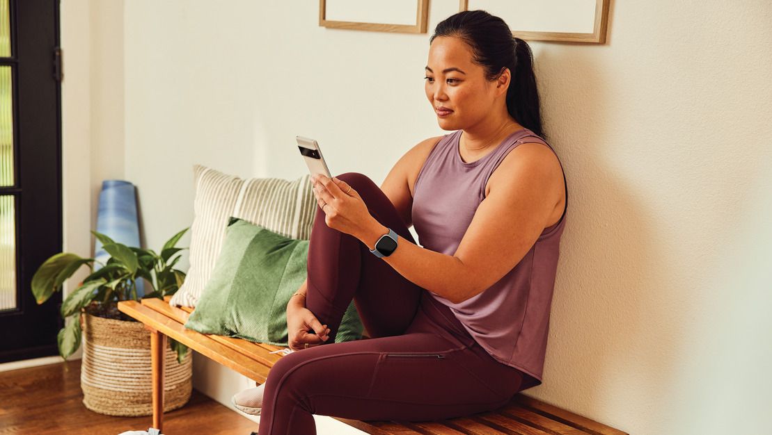 你的運動好幫手!Fitbit推出全新「Versa 4健身智慧手錶」,超過40種 ...