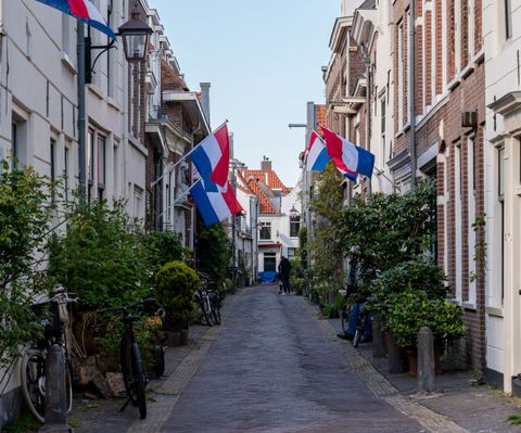straat in nederland met nederlandse vlag