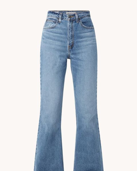 8x jeans trends waar mensen deze zomer in zullen lopen