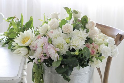 Decorar con flores: Cubo de cinc con flores blancas