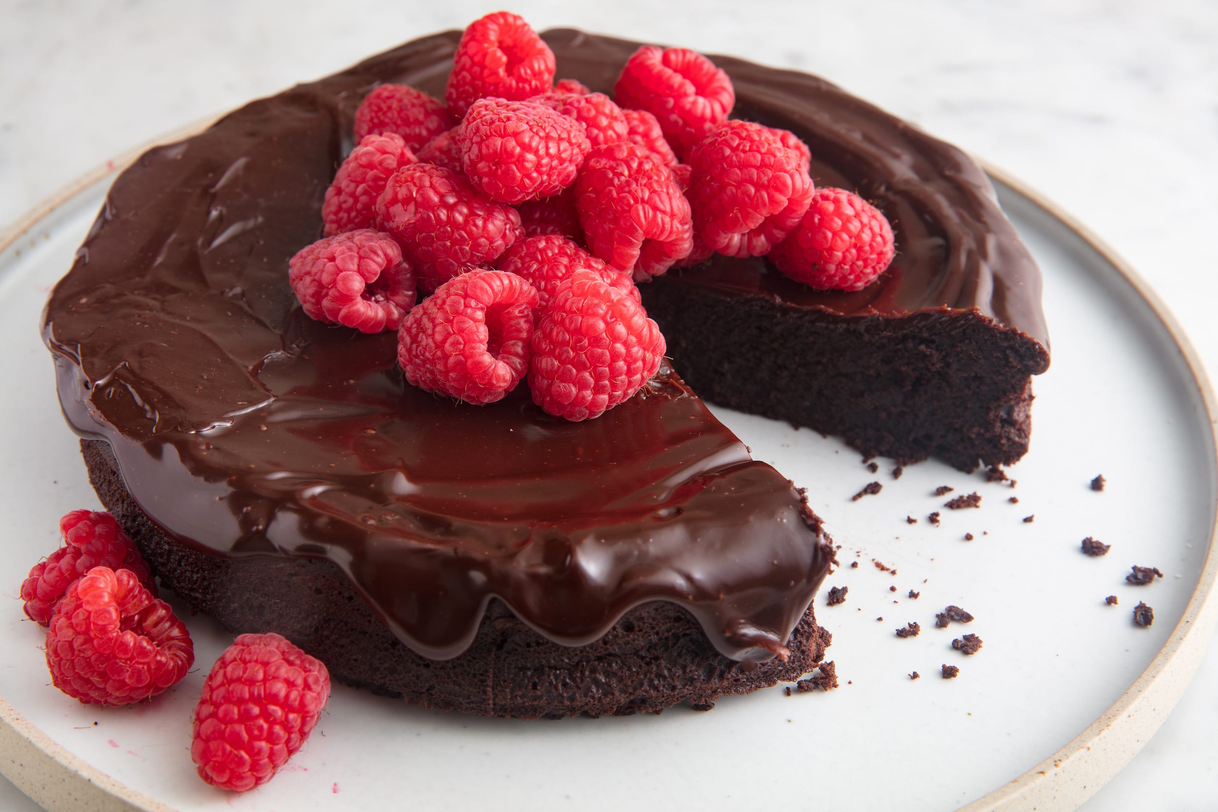 This Flourless Chocolate Cake Is INSANELY Fudgy