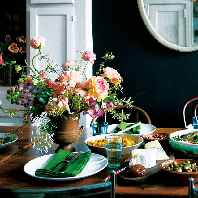 テーブルに飾る花を さりげなく素敵に生ける方法は