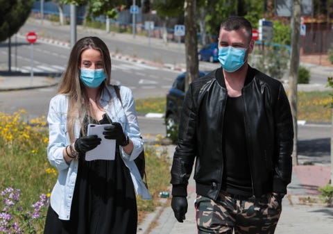 fonsi nieto y marta castro, con mascarilla y guantes, salen de una revisión médica por el embarazo de ella